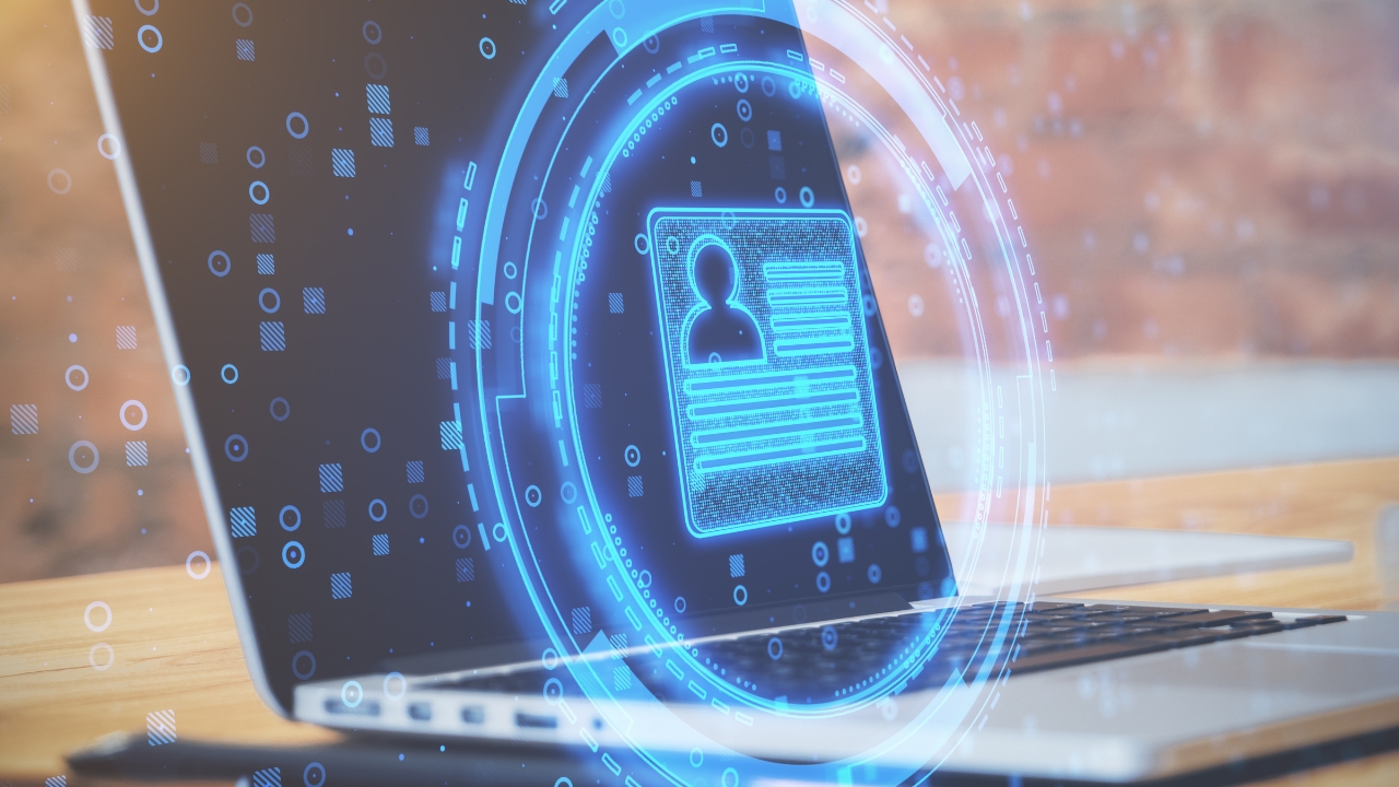 Digitalni identitet prikazan kroz verifikaciju korisnika na laptopu uz sigurnosni prikaz podataka