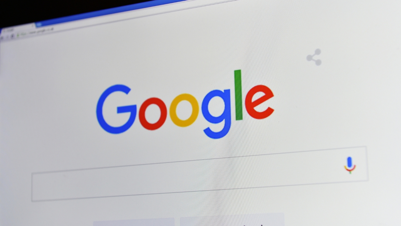Google početna stranica sa poljem za pretragu gde korisnici započinju potragu za informacijama